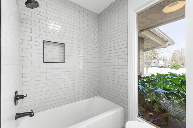 1095 W Sierra Avenue, Fresno, CA 93711