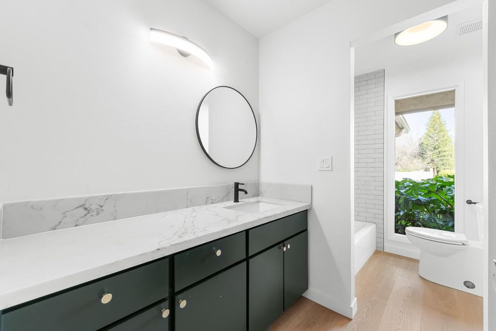 Image 11 of property listing at 1095 W Sierra Avenue, Fresno, CA 93711