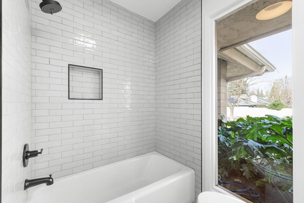 Image 12 of property listing at 1095 W Sierra Avenue, Fresno, CA 93711