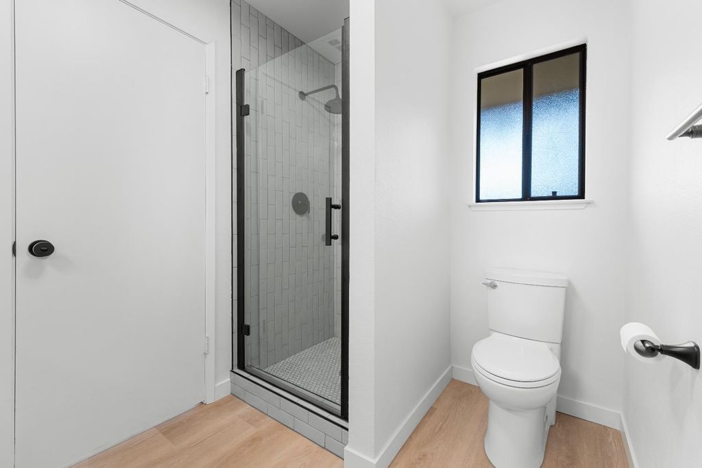 Image 17 of property listing at 1095 W Sierra Avenue, Fresno, CA 93711