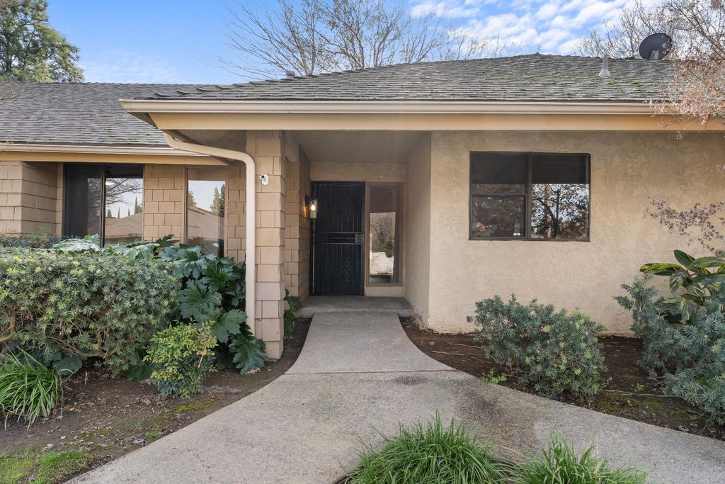 Image 2 of property listing at 1095 W Sierra Avenue, Fresno, CA 93711