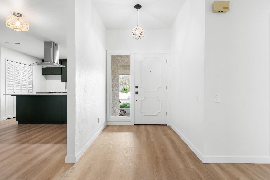 Image 3 of property listing at 1095 W Sierra Avenue, Fresno, CA 93711