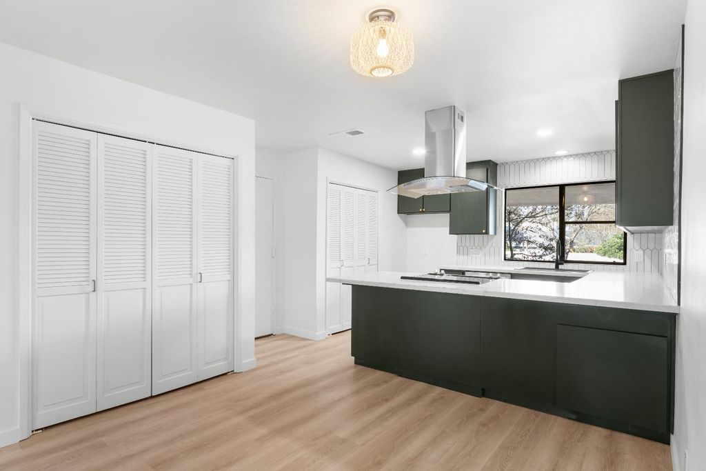 Image 7 of property listing at 1095 W Sierra Avenue, Fresno, CA 93711