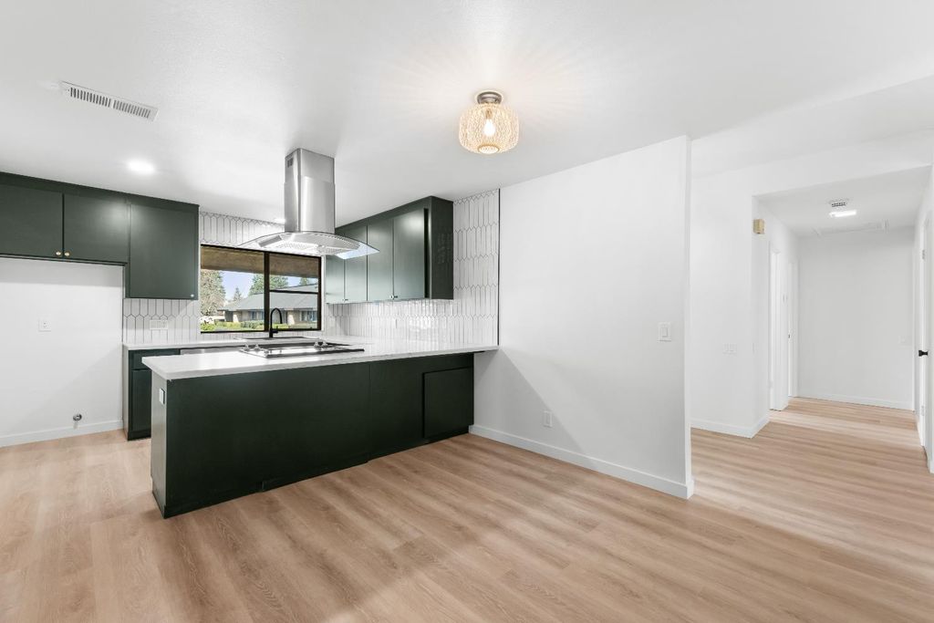 Image 9 of property listing at 1095 W Sierra Avenue, Fresno, CA 93711