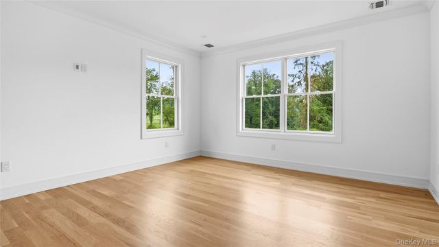 738 Motts Cove Road N, Glen Head, NY 11545