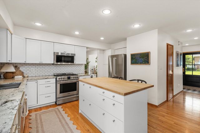 1212 57th Place, West Des Moines, IA 50266
