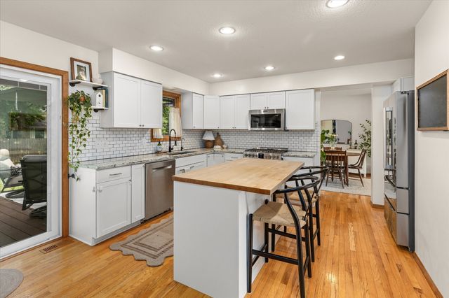 1212 57th Place, West Des Moines, IA 50266