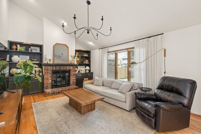 1212 57th Place, West Des Moines, IA 50266