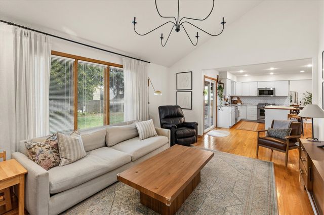 1212 57th Place, West Des Moines, IA 50266