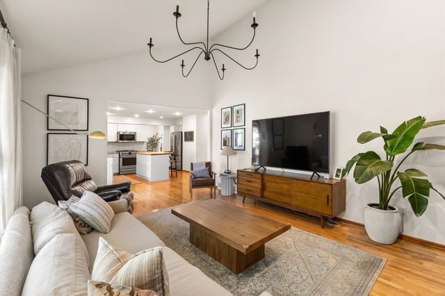 1212 57th Place, West Des Moines, IA 50266