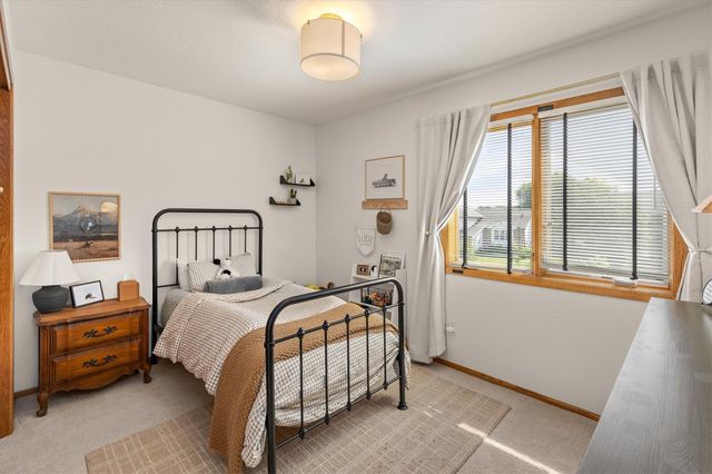 1212 57th Place, West Des Moines, IA 50266