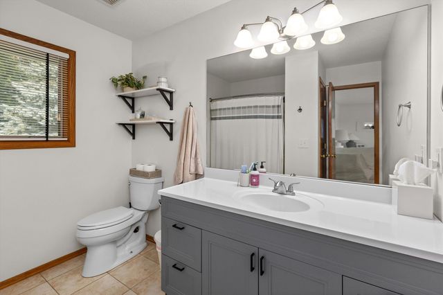 1212 57th Place, West Des Moines, IA 50266