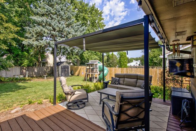 1212 57th Place, West Des Moines, IA 50266