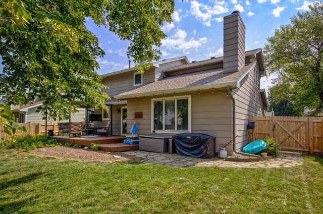 1212 57th Place, West Des Moines, IA 50266