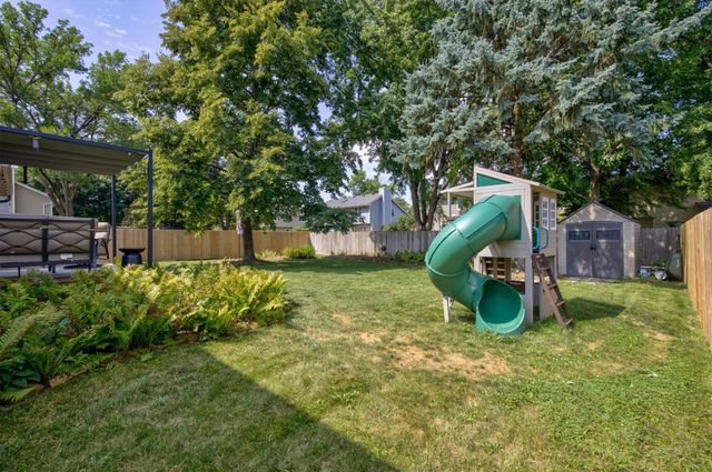 1212 57th Place, West Des Moines, IA 50266