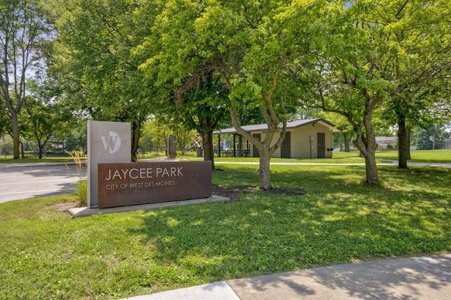 1212 57th Place, West Des Moines, IA 50266