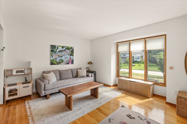 1212 57th Place, West Des Moines, IA 50266
