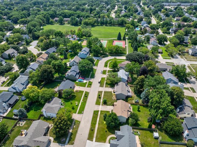 1212 57th Place, West Des Moines, IA 50266