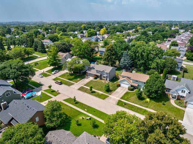 1212 57th Place, West Des Moines, IA 50266