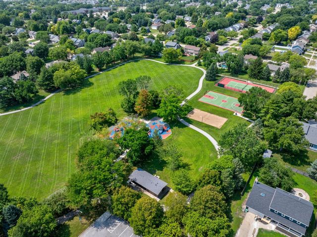 1212 57th Place, West Des Moines, IA 50266