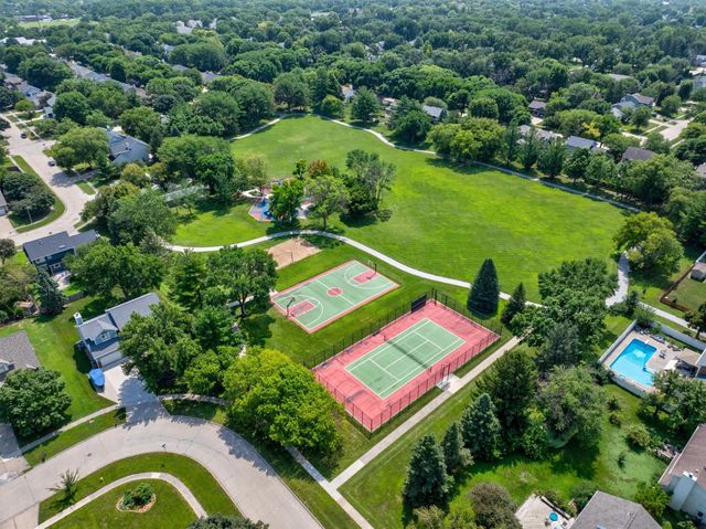 1212 57th Place, West Des Moines, IA 50266