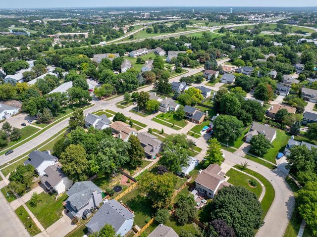 1212 57th Place, West Des Moines, IA 50266