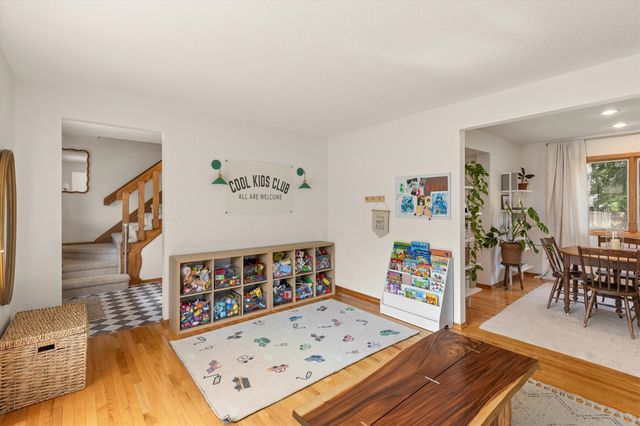1212 57th Place, West Des Moines, IA 50266