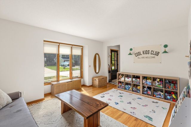 1212 57th Place, West Des Moines, IA 50266