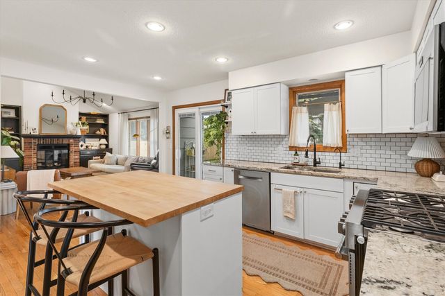 1212 57th Place, West Des Moines, IA 50266