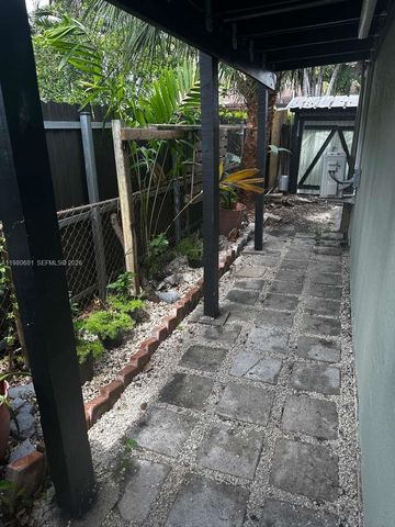 6837 SW 39th Ter B, Miami, FL 33155