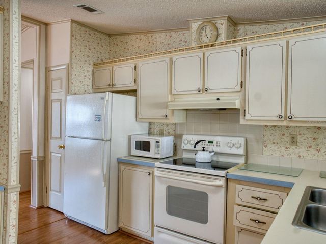 1863 W SCHWARTZ BOULEVARD, Lady Lake, FL 32159