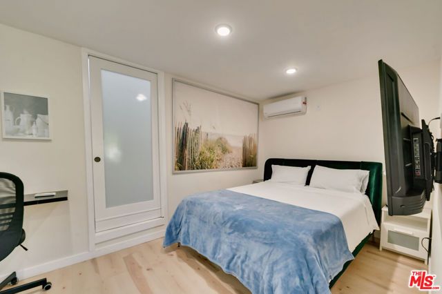 8761 Dorrington Avenue B, West Hollywood, CA 90048