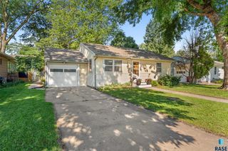 2417 S Lake Ave, Sioux Falls, SD 57105