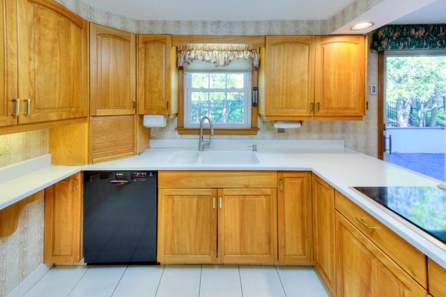 20 Dubiel Dr, Worcester, MA 01609
