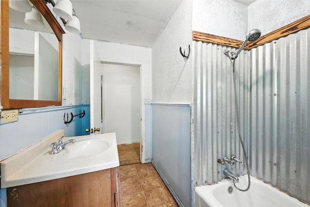 414 S Broadway Street, Bells, TX 75414