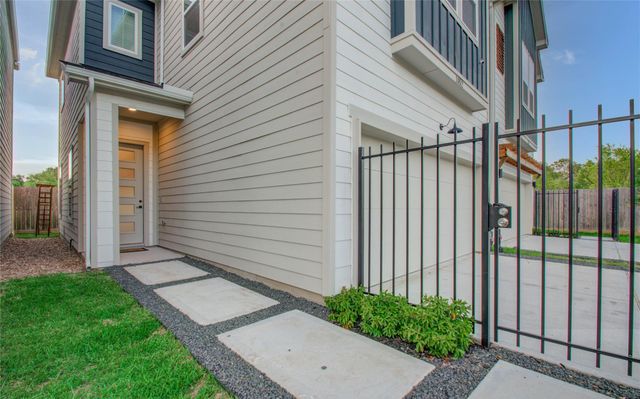 1052 Mansfield Street, Houston, TX 77091