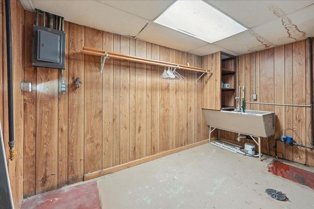981 W 69th Place, Merrillville, IN 46410