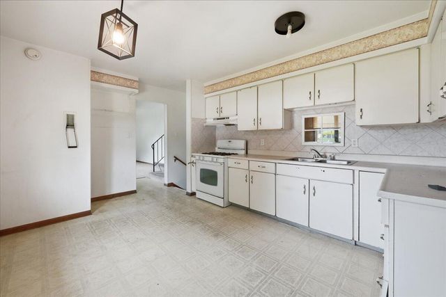 981 W 69th Place, Merrillville, IN 46410