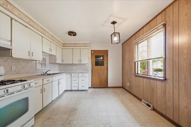 981 W 69th Place, Merrillville, IN 46410