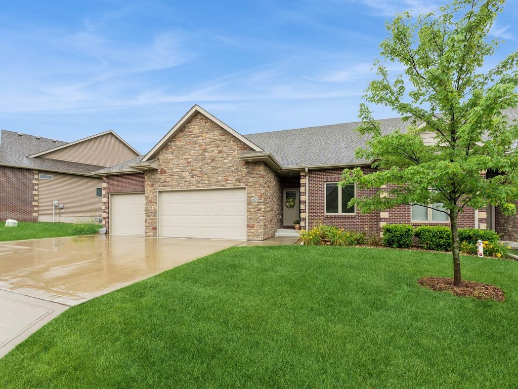 16530 Valleyview Lane, Clive, IA 50325