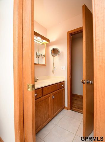 933 Moraine Drive, Lincoln, NE 68510