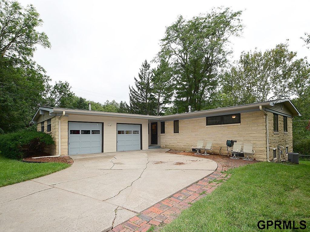 933 Moraine Drive, Lincoln, NE 68510