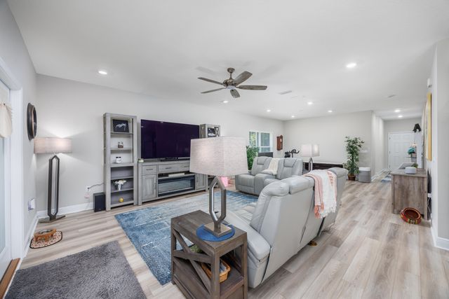 107 Magnolia Landing Drive, Freeport, FL 32439