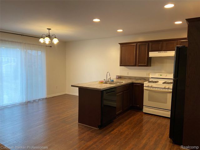 5284 Brookshire Drive, Almont Village, MI 48003