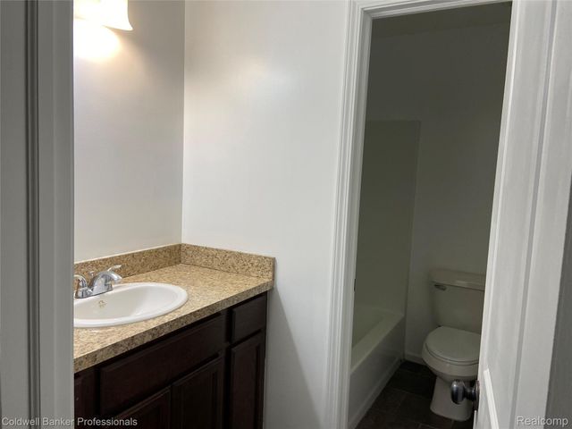 5284 Brookshire Drive, Almont Village, MI 48003