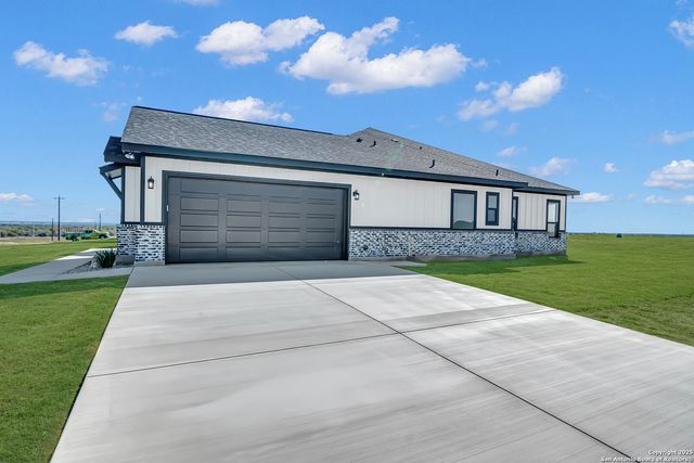 158 Estates Dr, La Vernia, TX 78121