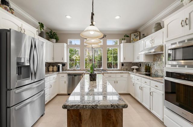 2433 Twain Avenue, Clovis, CA 93611