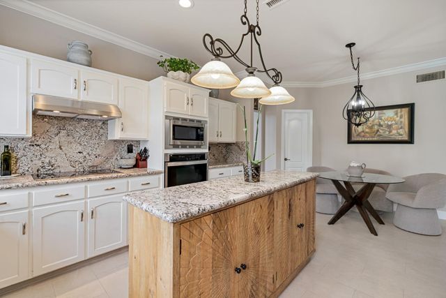 2433 Twain Avenue, Clovis, CA 93611