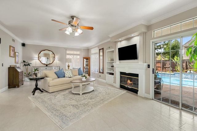 2433 Twain Avenue, Clovis, CA 93611