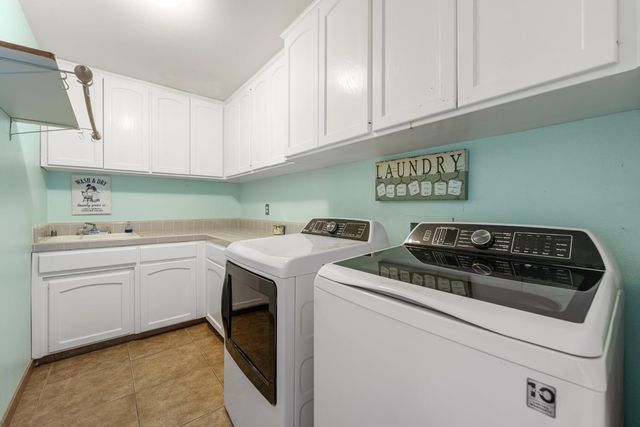 2433 Twain Avenue, Clovis, CA 93611